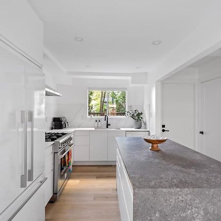 Modern Kitsilano 2 Bedroom Home With A Hot Tub แวนคูเวอร์ ภายนอก รูปภาพ